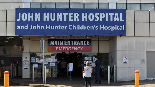 Мужчина застрелен после того, как женщина получила ножевые ранения во время вторжения в дом в штате Новый Южный Уэльс.