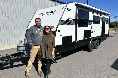 Макс и Дункан продали всё, чтобы стать кочевниками. Затем им поставили мрачный диагноз.