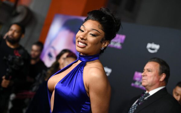 Меган Ти Стэллион заявила, что «воплощает» в жизнь помолвку с Клэем Томпсоном. Меган Ти Стэллион заявила, что «воплощает» в жизнь помолвку с Клэем Томпсоном.