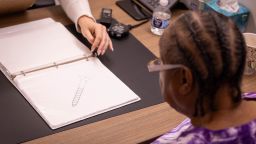 Мужчины в возрасте 50 лет могут стареть быстрее, чем женщины, из-за токсичных «необратимых химических веществ».