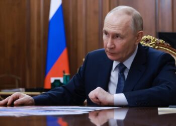 Мигранты томятся в центрах содержания под стражей в США, сталкиваясь с ужасающими условиями и длительным ожиданием.