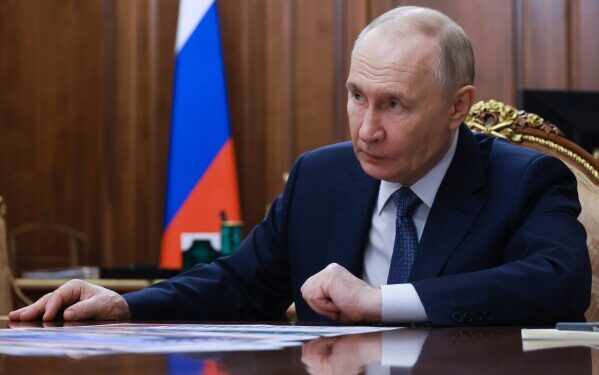 Мигранты томятся в центрах содержания под стражей в США, сталкиваясь с ужасающими условиями и длительным ожиданием.