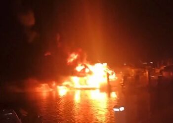 Загадочный взрыв сжег лодки и вынудил ресторан эвакуироваться.