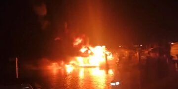 Загадочный взрыв сжег лодки и вынудил ресторан эвакуироваться.