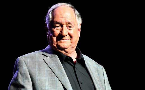 Легендарный певец и автор песен Нил Седака, известный по хиту «Bad Blood» и многим другим, скончался в возрасте 86 лет. Легендарный певец и автор песен Нил Седака, известный по хиту «Bad Blood» и многим другим, скончался в возрасте 86 лет.