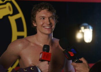 Новое видео Коннора Сторри с синхронным исполнением песни «Like a Prayer» отвечает на молитвы фанатов в день рождения звезды «Heated Rivalry». Новое видео Коннора Сторри с синхронным исполнением песни «Like a Prayer» отвечает на молитвы фанатов в день рождения звезды «Heated Rivalry».