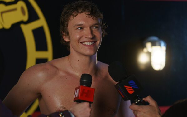 Новое видео Коннора Сторри с синхронным исполнением песни «Like a Prayer» отвечает на молитвы фанатов в день рождения звезды «Heated Rivalry».