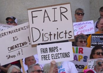 Новый закон выводит Канзас в авангарде запрета на указание трансгендерной идентичности в водительских удостоверениях и свидетельствах о рождении. Новый закон выводит Канзас в авангарде запрета на указание трансгендерной идентичности в водительских удостоверениях и свидетельствах о рождении.