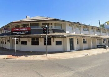 Никакой пармы — никакой пинты пива: в Алис-Спрингс в пабах ввели строгие правила, разрешающие подавать только еду в середине недели. Никакой пармы — никакой пинты пива: в Алис-Спрингс в пабах ввели строгие правила, разрешающие подавать только еду в середине недели.