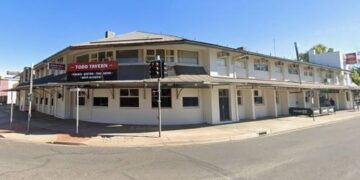 Никакой пармы — никакой пинты пива: в Алис-Спрингс в пабах ввели строгие правила, разрешающие подавать только еду в середине недели.