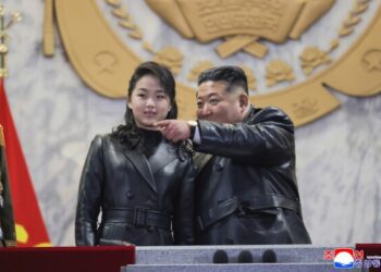 Ким Чен Ын дарит винтовки чиновникам, а его дочь целится в них после партийного съезда.