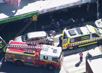 Один человек погиб, двое борются за жизнь после «случайного» нападения с ножом, совершенного днем.