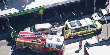 Один человек погиб, двое борются за жизнь после «случайного» нападения с ножом, совершенного днем.