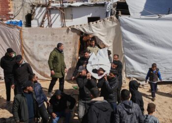 Министр обороны Пакистана заявил, что после последних ударов страна находится в состоянии «открытой войны» с Афганистаном.