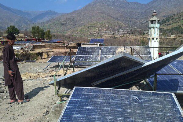 Министр обороны Пакистана заявил, что после последних ударов страна находится в состоянии «открытой войны» с Афганистаном.