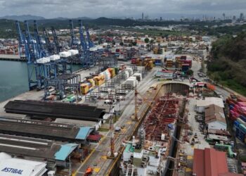 Панама захватила два ключевых порта канала у гонконгского оператора после решения Верховного суда.