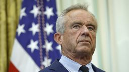 Группа пластических хирургов призывает отложить операции по смене пола до 19 лет.