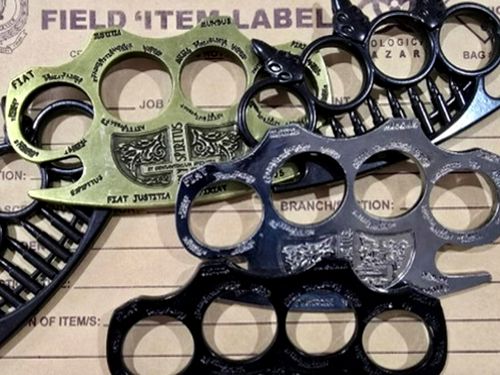 Полиция обнаружила в доме в Сиднее наркотики, оружие и тысячи долларов. Полиция обнаружила в доме в Сиднее наркотики, оружие и тысячи долларов.