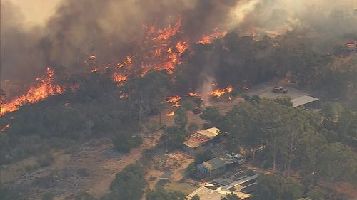 «Как повезло»: дома уцелели после того, как пламя опасно приблизилось к домам в Перте.