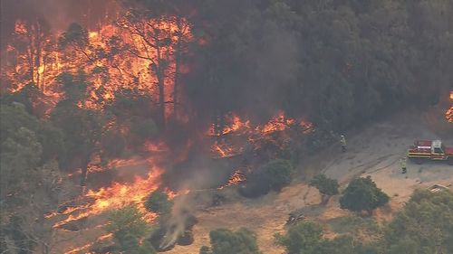 «Как повезло»: дома уцелели после того, как пламя опасно приблизилось к домам в Перте.