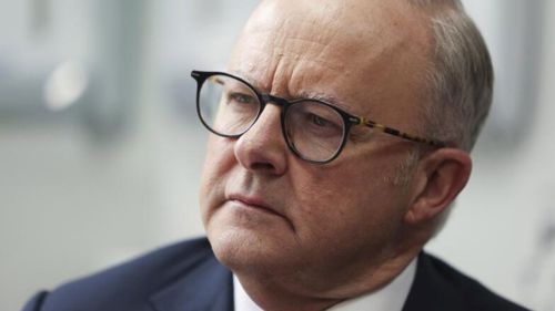 Премьер-министр внес «первоначальный взнос» на строительство атомных подводных лодок на верфях стоимостью 30 миллиардов долларов. Премьер-министр внес «первоначальный взнос» на строительство атомных подводных лодок на верфях стоимостью 30 миллиардов долларов.