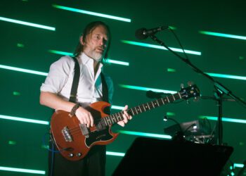 Группа Radiohead обрушилась с критикой на «дилетантов», стоящих за использованием песни группы в видеоклипе на страницах иммиграционной и таможенной службы США в социальных сетях: «Идите на хрен!»