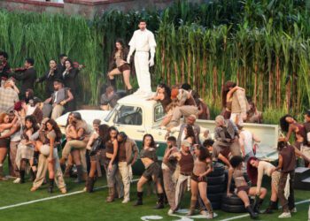 Член палаты представителей-республиканца Оглс призывает Конгресс провести расследование в отношении НФЛ и NBC из-за «чистой пошлости» в перерыве Суперкубка, устроенной группой Bad Bunny: «Невыразимые извращения».