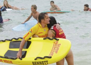 Родители 12-летней жертвы нападения акулы в Сиднейской гавани присоединились к трогательной церемонии памяти жертвы нападения акулы на пляже Бонди.