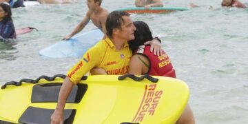 Родители 12-летней жертвы нападения акулы в Сиднейской гавани присоединились к трогательной церемонии памяти жертвы нападения акулы на пляже Бонди.