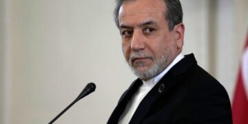 Она сняла на видео жестокое подавление протестов в Иране. Теперь она боится выходить на улицу.