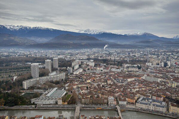 В результате стрельбы в школе и доме на северо-востоке Британской Колумбии погибли 10 человек, включая стрелка.