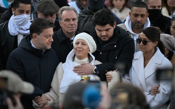 В результате стрельбы в школе и доме на северо-востоке Британской Колумбии погибли 10 человек, включая стрелка.