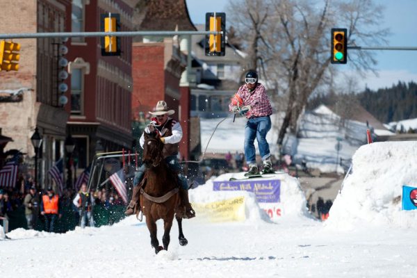 Скиджоринг: дикое сочетание лошадей и лыж, ставшее первым показательным видом спорта на зимних Олимпийских играх.