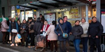 Испания предоставляет сотням тысяч иммигрантов возможность легально остаться в стране. Но кто они?