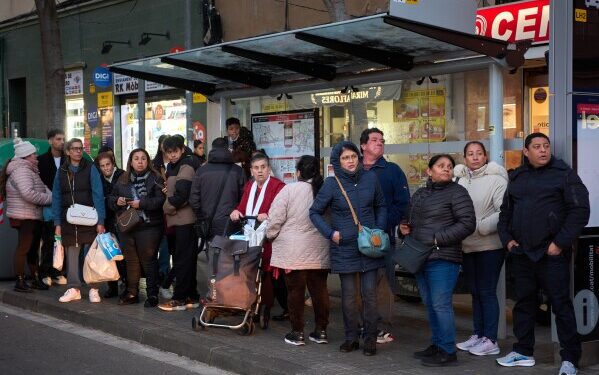 Испания предоставляет сотням тысяч иммигрантов возможность легально остаться в стране. Но кто они?