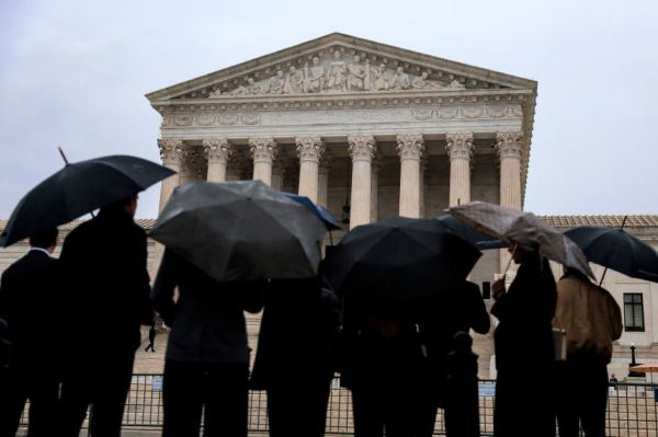 Верховный суд преподносит Трампу — и всей Республиканской партии — завуалированный подарок.