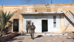 В Сирии зафиксирован «массовый побег» из лагеря для задержанных, где содержались семьи, связанные с ИГИЛ, на фоне сообщений о бегстве тысяч людей. В Сирии зафиксирован «массовый побег» из лагеря для задержанных, где содержались семьи, связанные с ИГИЛ, на фоне сообщений о бегстве тысяч людей.