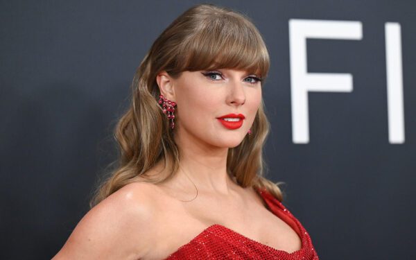 Тейлор Свифт процитировала собственные слова в объявлении о помолвке олимпийского лыжника: «Поздравляю!!!»