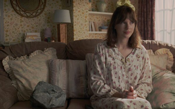 Тейлор Свифт отметила, что ее песня «Opalite» возглавила чарт Billboard Hot 100: «Возможно, куплю огромный крендель в торговом центре, чтобы отпраздновать».