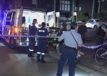 Подростки арестованы после того, как мужчина предположительно получил ножевое ранение мачете на пляже Бонди.