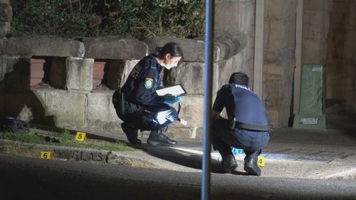 Подростки арестованы после того, как мужчина предположительно получил ножевое ранение мачете на пляже Бонди.