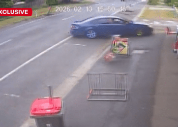 Подростков прижало к стене неуправляемым автомобилем, который занесло и он врезался в закусочную в Квинсленде.