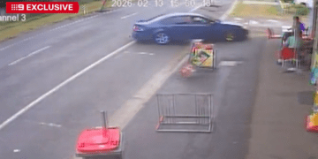 Подростков прижало к стене неуправляемым автомобилем, который занесло и он врезался в закусочную в Квинсленде.