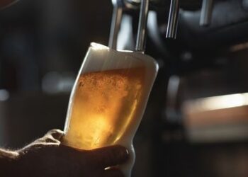 Согласно отчету, тысячи посетителей пабов рискуют стать жертвами обмана из-за размеров порций напитков.