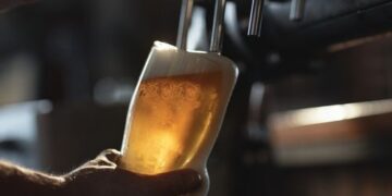 Согласно отчету, тысячи посетителей пабов рискуют стать жертвами обмана из-за размеров порций напитков.