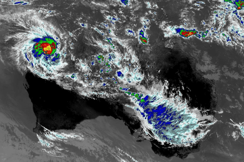 Тропический циклон Митчелл побьет восьмилетний рекорд, когда достигнет суши как шторм 3-й категории.