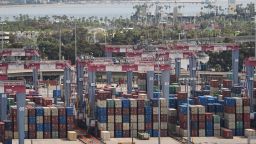 Трампу предстоит столкнуться со скептически настроенной общественностью и множеством проблем в преддверии ежегодного послания президента к Конгрессу о положении дел в стране.