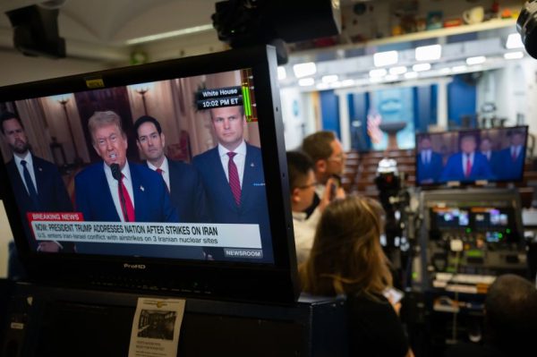 Трамп начинает попытку смены режима в Иране, которую он обещал предотвратить.