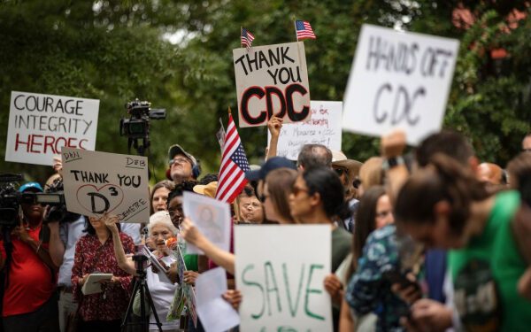 Трамп обещал, что РФК-младший «восстановит доверие к американской системе здравоохранения». Спустя год доверие резко упало. Трамп обещал, что РФК-младший «восстановит доверие к американской системе здравоохранения». Спустя год доверие резко упало.