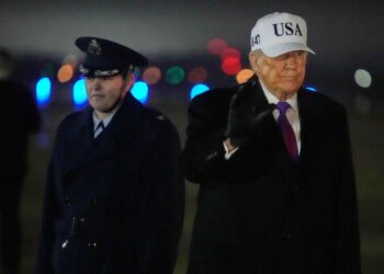 Трамп предупреждает о «плохих последствиях», если Иран не заключит сделку, в то время как второй американский авианосец приближается к Ближнему Востоку.